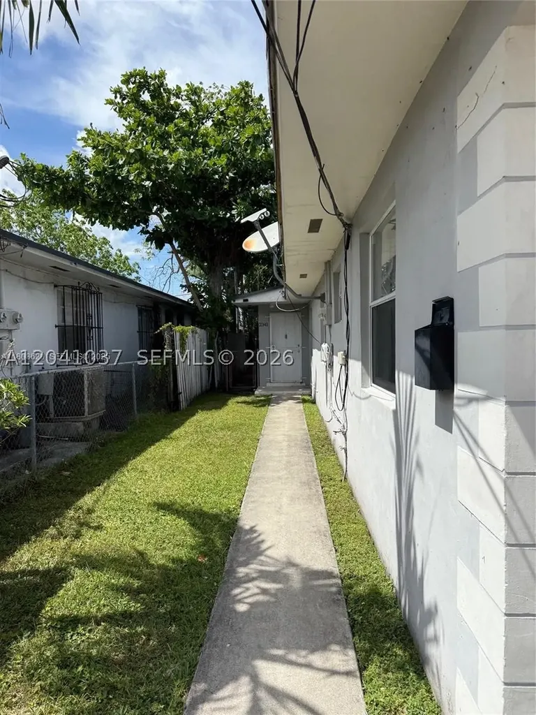 2339 NW 35th St - Efficiency Miami FL 33142