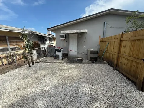 2339 NW 35th St - Efficiency Miami FL 33142