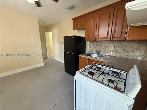 2339 NW 35th St - Efficiency Miami FL 33142