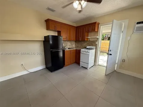 2339 NW 35th St - Efficiency Miami FL 33142
