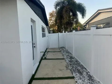6453 Meade Street Hollywood FL 33024