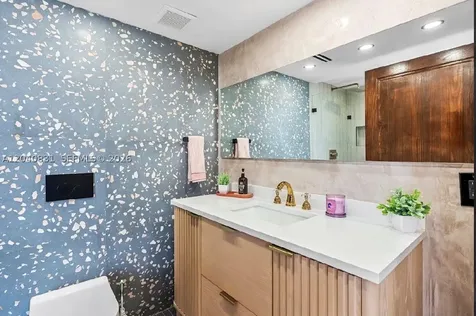 2457 Collins Avenue Miami Beach FL 33140