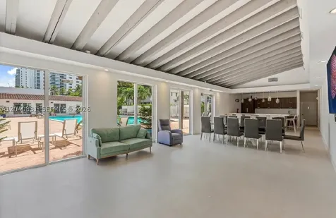 2457 Collins Avenue Miami Beach FL 33140