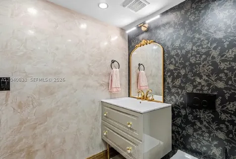 2457 Collins Avenue Miami Beach FL 33140
