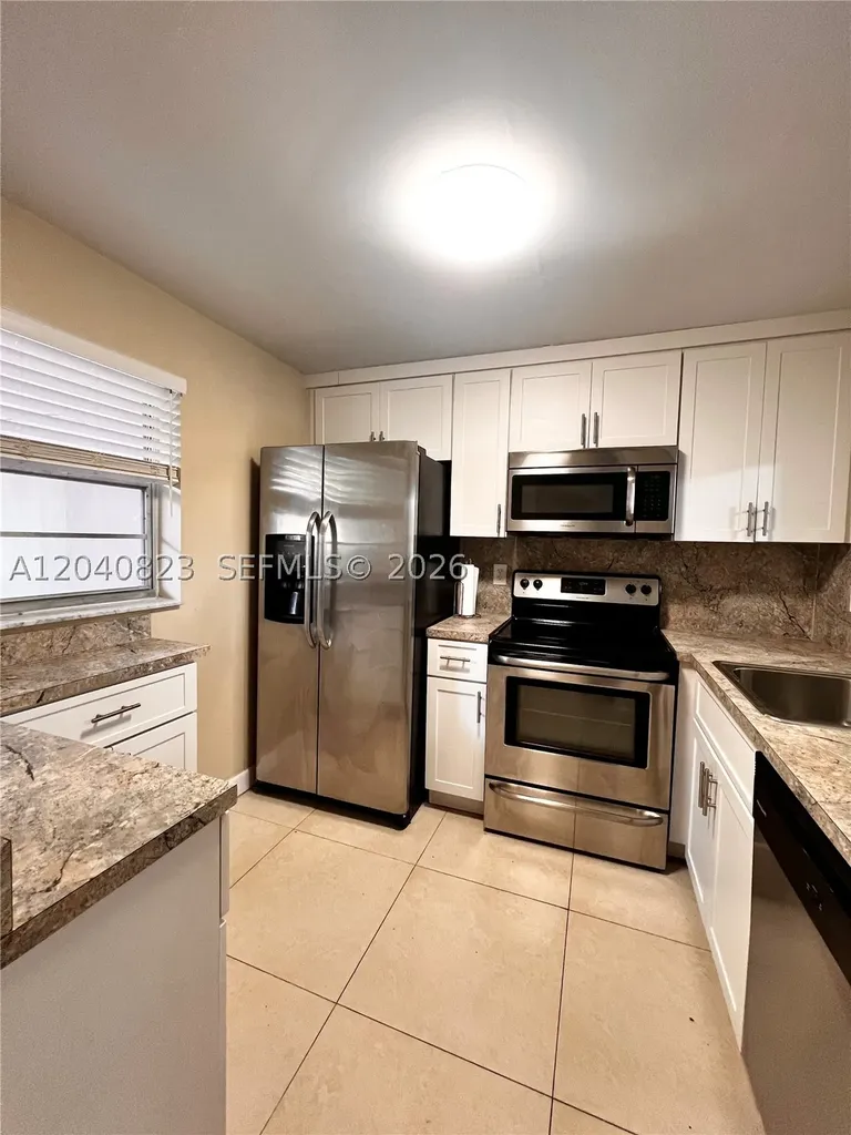 9235 Lagoon Place Davie FL 33324