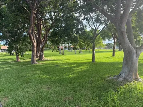 360 B Lakewood Circle E Margate FL 33063
