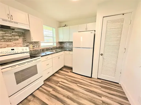 5180 NE 6th Avenue Oakland Park FL 33334