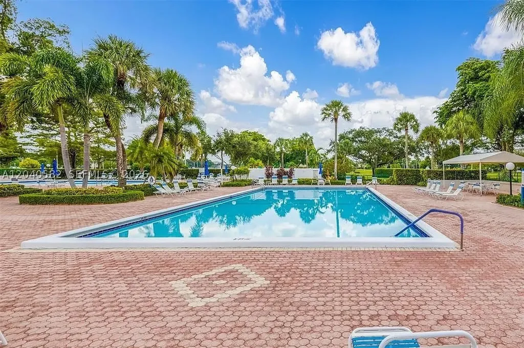 550 Oaks Lane Pompano Beach FL 33069