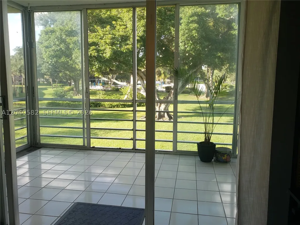 550 Oaks Lane Pompano Beach FL 33069