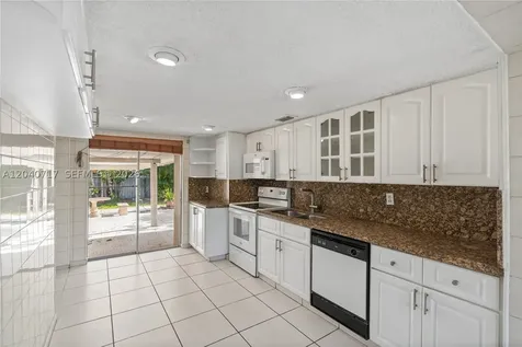 491 W 35th Place Hialeah FL 33012