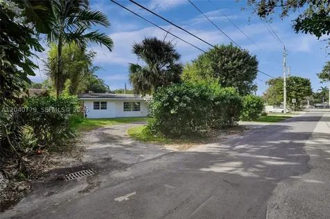 18500 NE 23rd Court Miami FL 33180