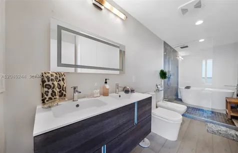 888 Biscayne Boulevard Miami FL 33132