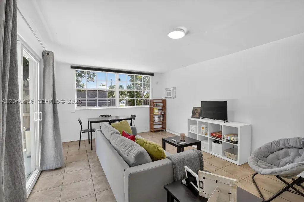 2220 N 40th Avenue Hollywood FL 33021