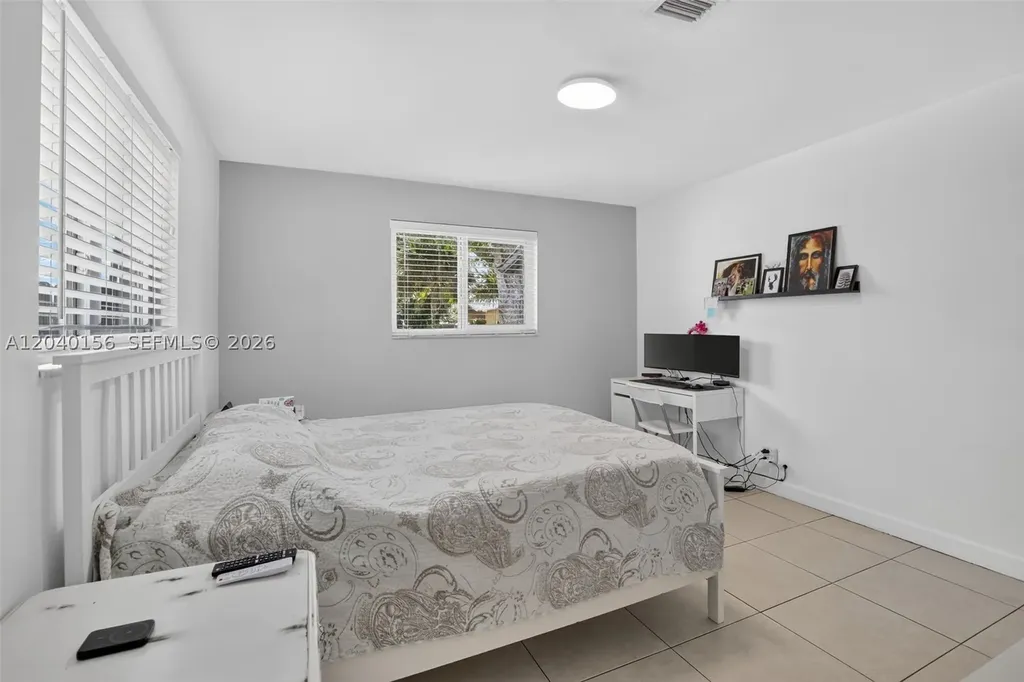 2220 N 40th Avenue Hollywood FL 33021