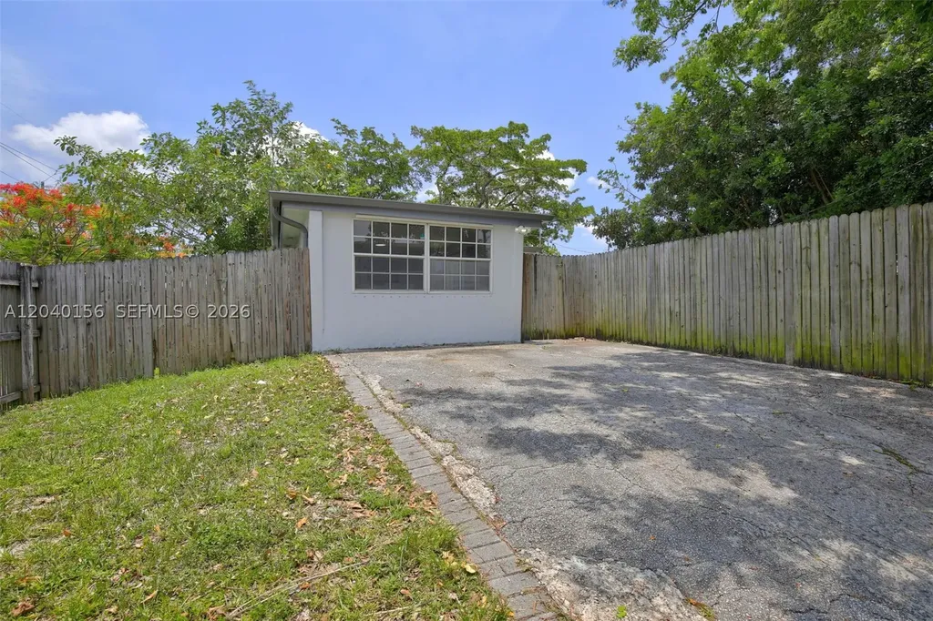 2220 N 40th Avenue Hollywood FL 33021