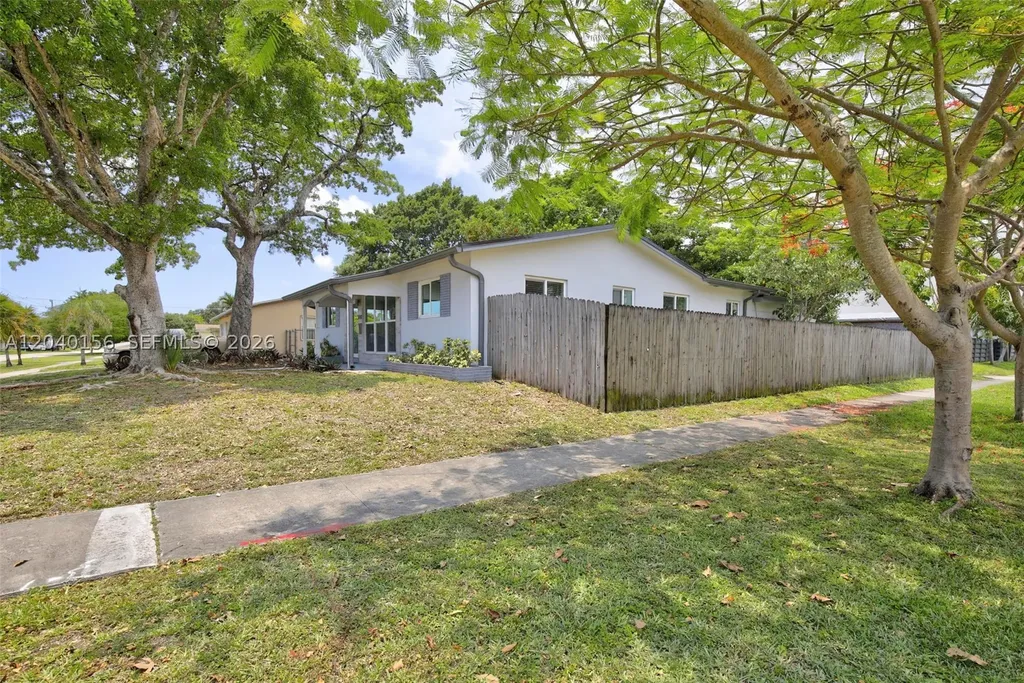 2220 N 40th Avenue Hollywood FL 33021