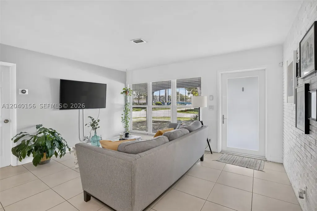 2220 N 40th Avenue Hollywood FL 33021