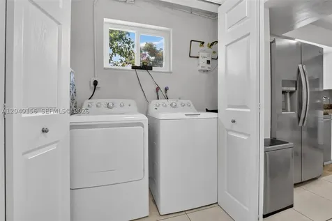 2220 N 40th Avenue Hollywood FL 33021