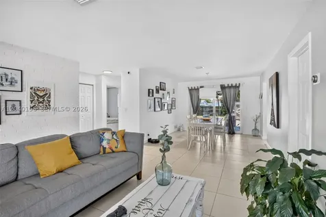 2220 N 40th Avenue Hollywood FL 33021