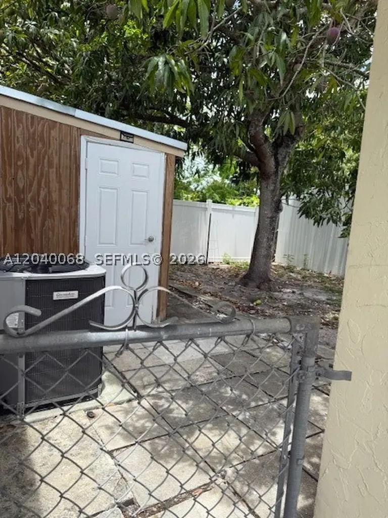 5641 SW 39th Street West Park FL 33023