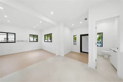 1021 NW 48th Street Miami FL 33127