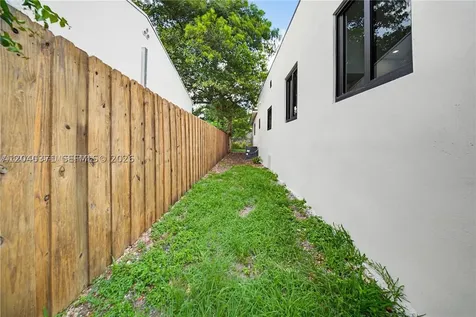 1021 NW 48th Street Miami FL 33127