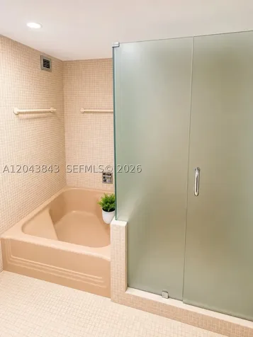 5255 Collins Avenue Miami Beach FL 33140