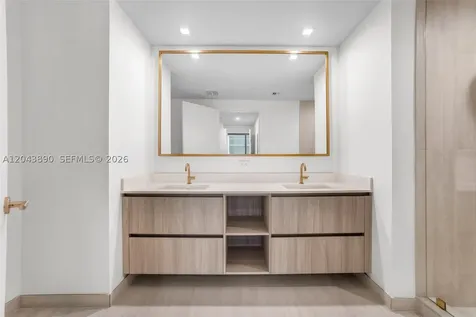 77 SE 5th Street Miami FL 33131