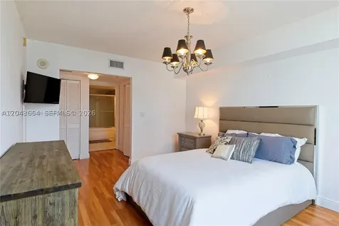 31 SE 5th Miami FL 33131