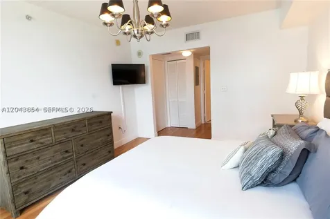 31 SE 5th Miami FL 33131