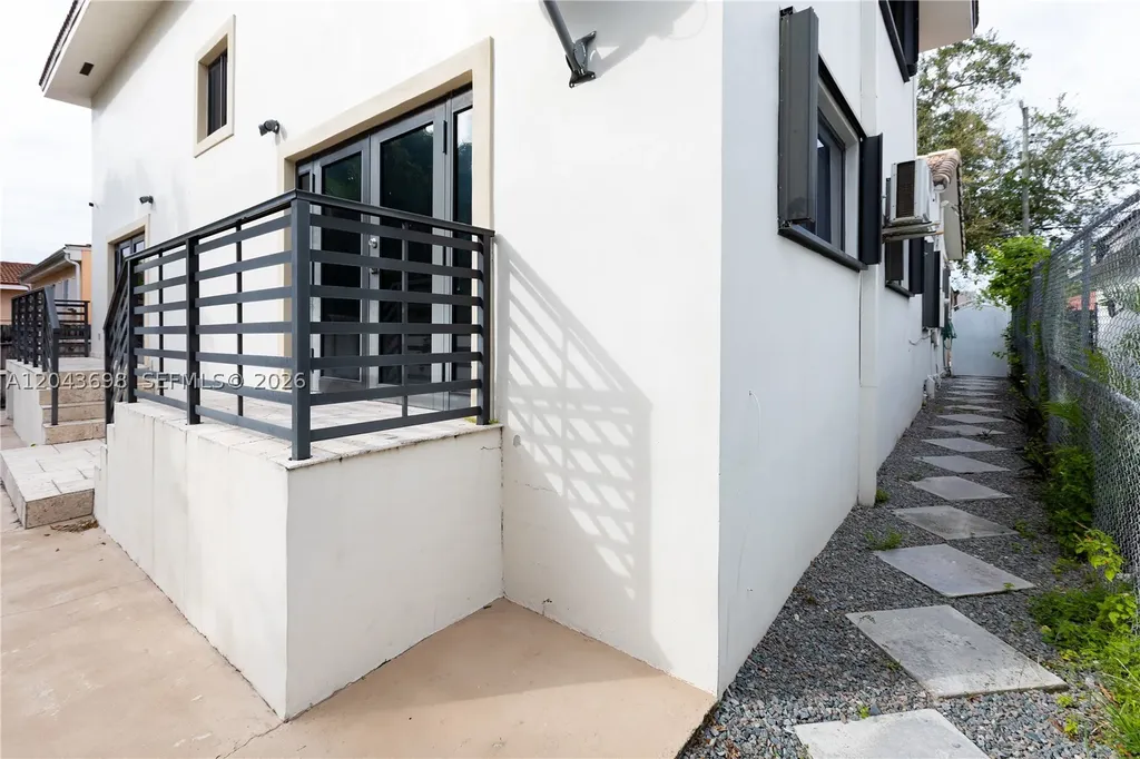 4538 SW 1st Street Miami FL 33134