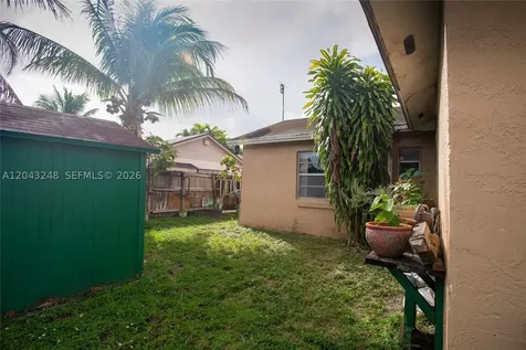 5889 NW 198th Terrace Hialeah FL 33015