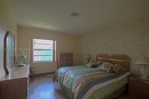 5889 NW 198th Terrace Hialeah FL 33015