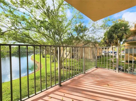 251 Palm Circle W Pembroke Pines FL 33025