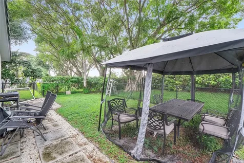 9161 N Lake Park Circle N Davie FL 33328