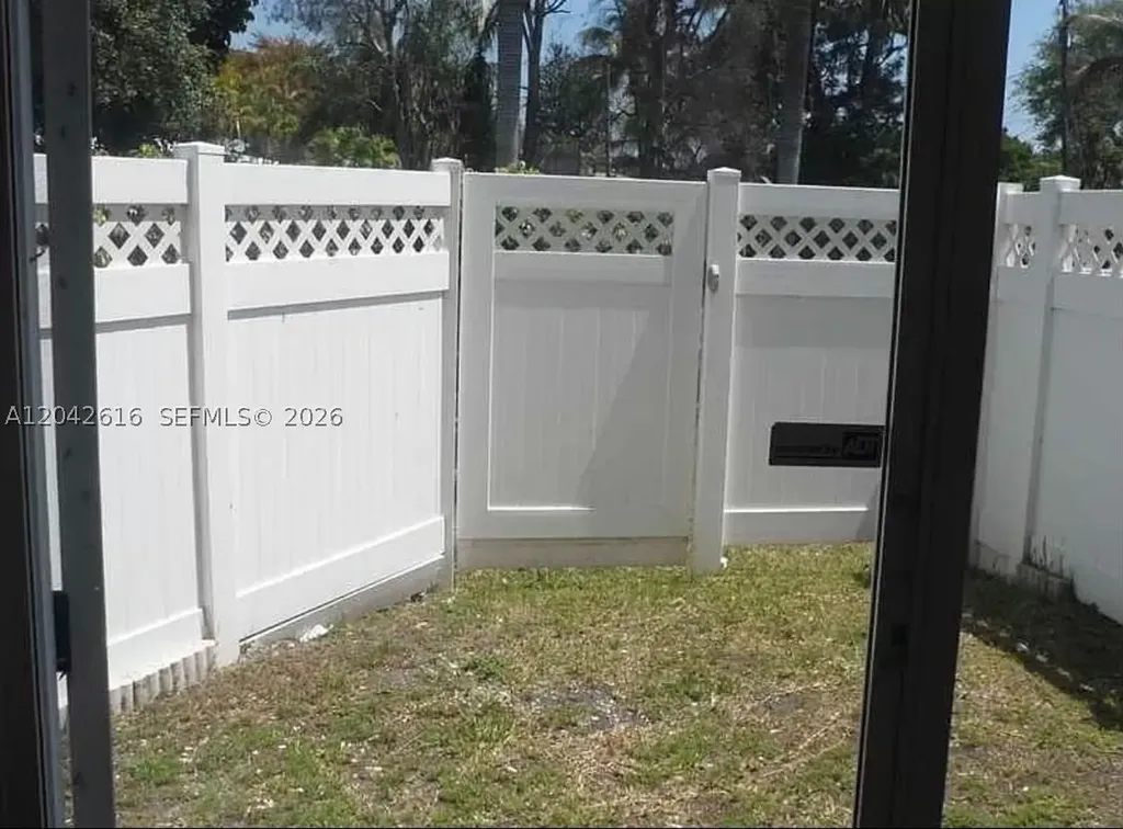 183 Hidden Ct Road Hollywood FL 33023