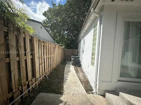 22 SE 11th Street Fort Lauderdale FL 33316