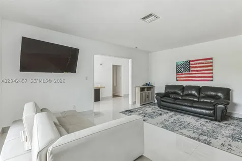 633 N Crescent Drive Hollywood FL 33021