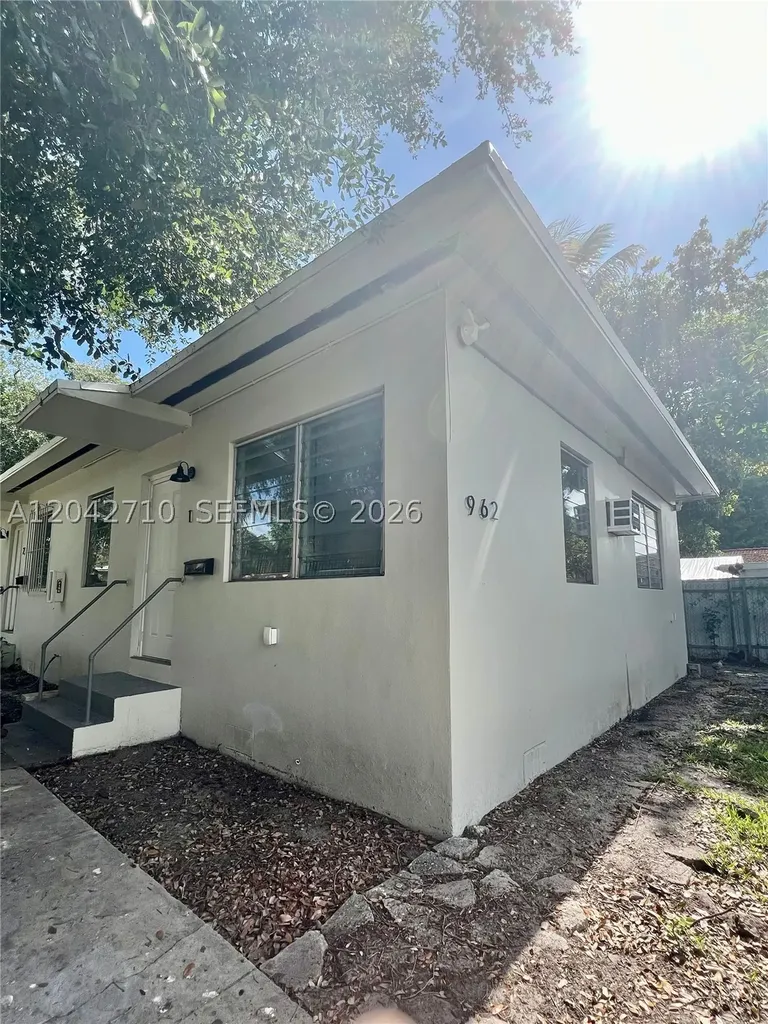 962 NW 6th Street Miami FL 33136