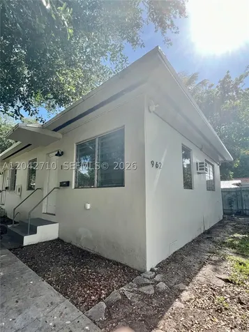 962 NW 6th Street Miami FL 33136
