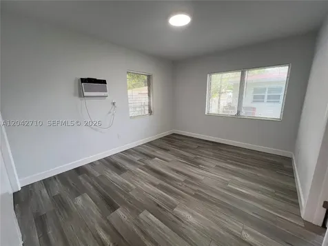 962 NW 6th Street Miami FL 33136