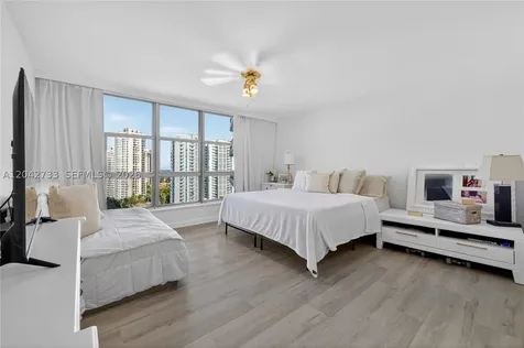 3500 Mystic Pointe Drive Aventura FL 33180