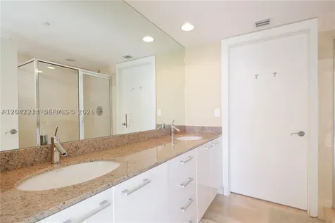 17201 Collins Ave+den Sunny Isles Beach FL 33160