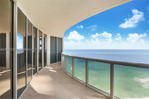 17201 Collins Ave+den Sunny Isles Beach FL 33160