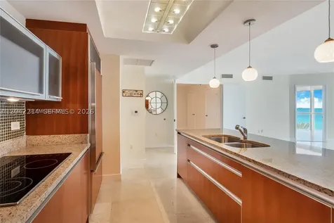 17201 Collins Ave+den Sunny Isles Beach FL 33160