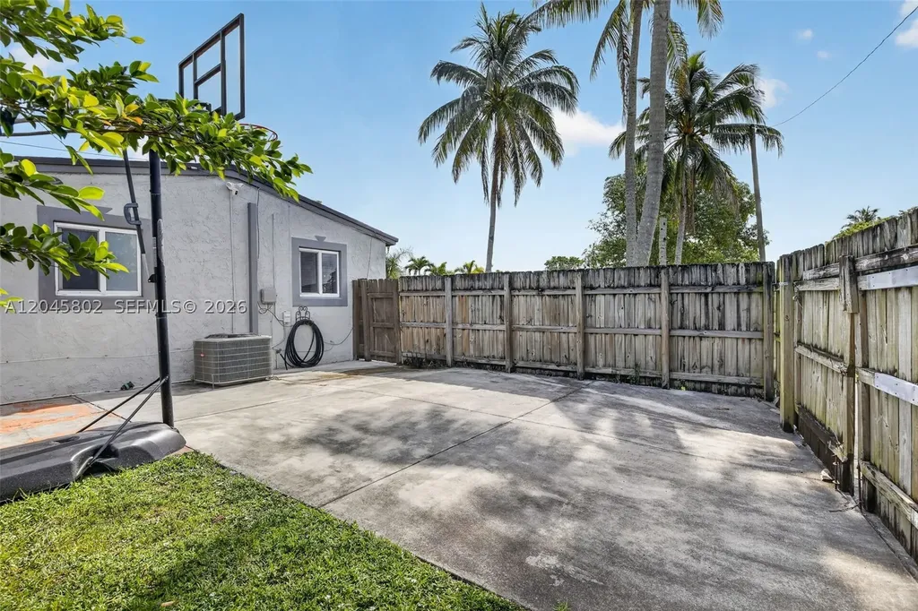 1300 N 70th Terrace Hollywood FL 33024
