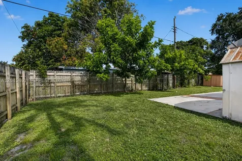 1300 N 70th Terrace Hollywood FL 33024