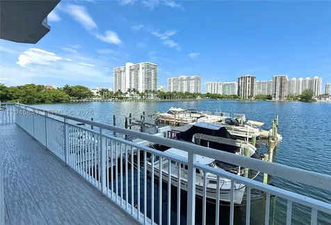 18071 Biscayne Boulevard Aventura FL 33160