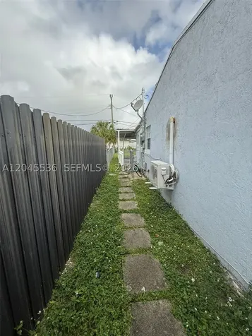 4211 SW 38th Street West Park FL 33023