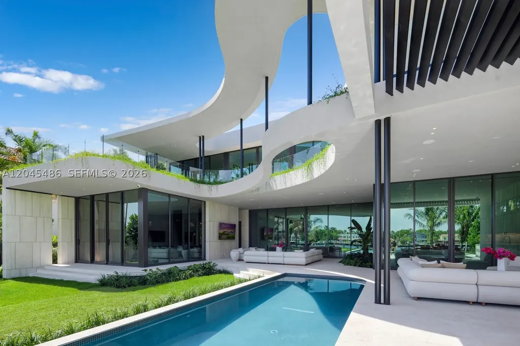1015 S Southlake Drive Hollywood FL 33019